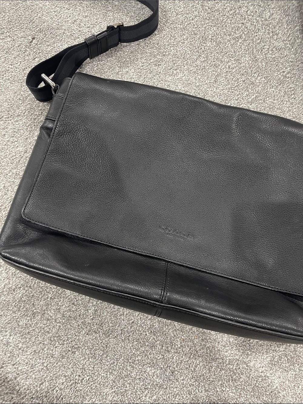 Coach Black Leather Messenger Bag - in excellent condition ( unisex )